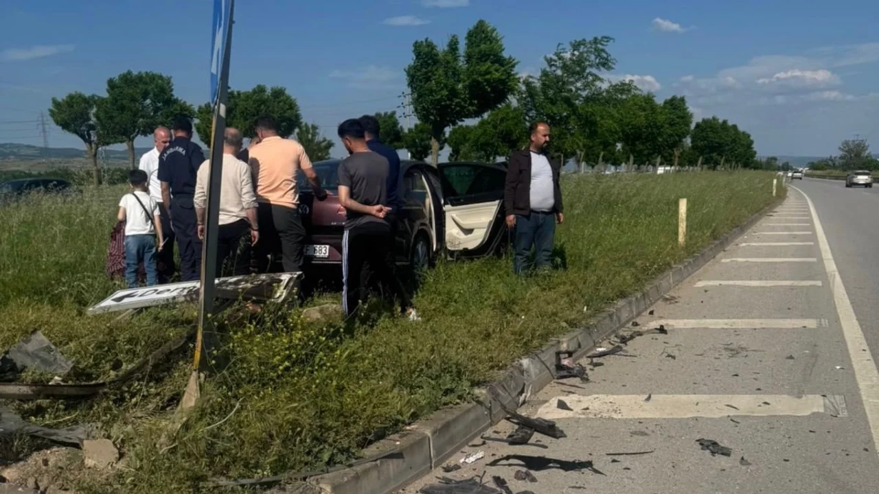 Bursa'da iki otomobil çarpıştı: 3 kişi yaralandı