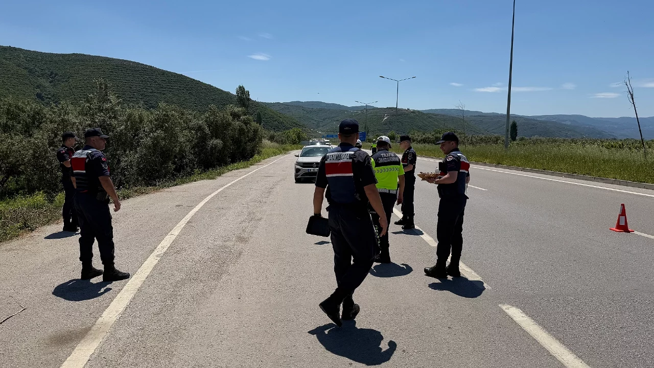 Bursa'da jandarmadan bayram denetimi: Sürücülere çikolatalı kontrol