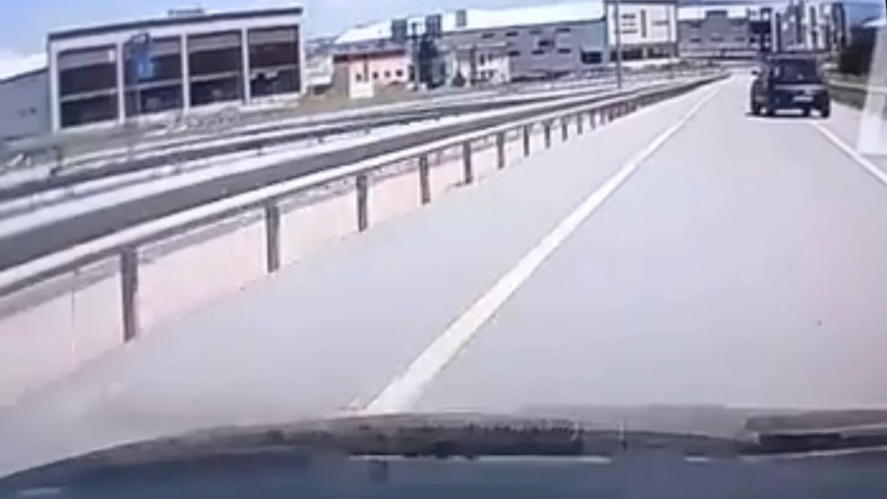 Bursa'da Akan Trafikte Geri Giden Sürücü Kamerada