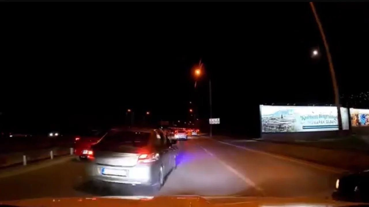 Bursa'da Trafikte Makas Atan Sürücü Kamerada