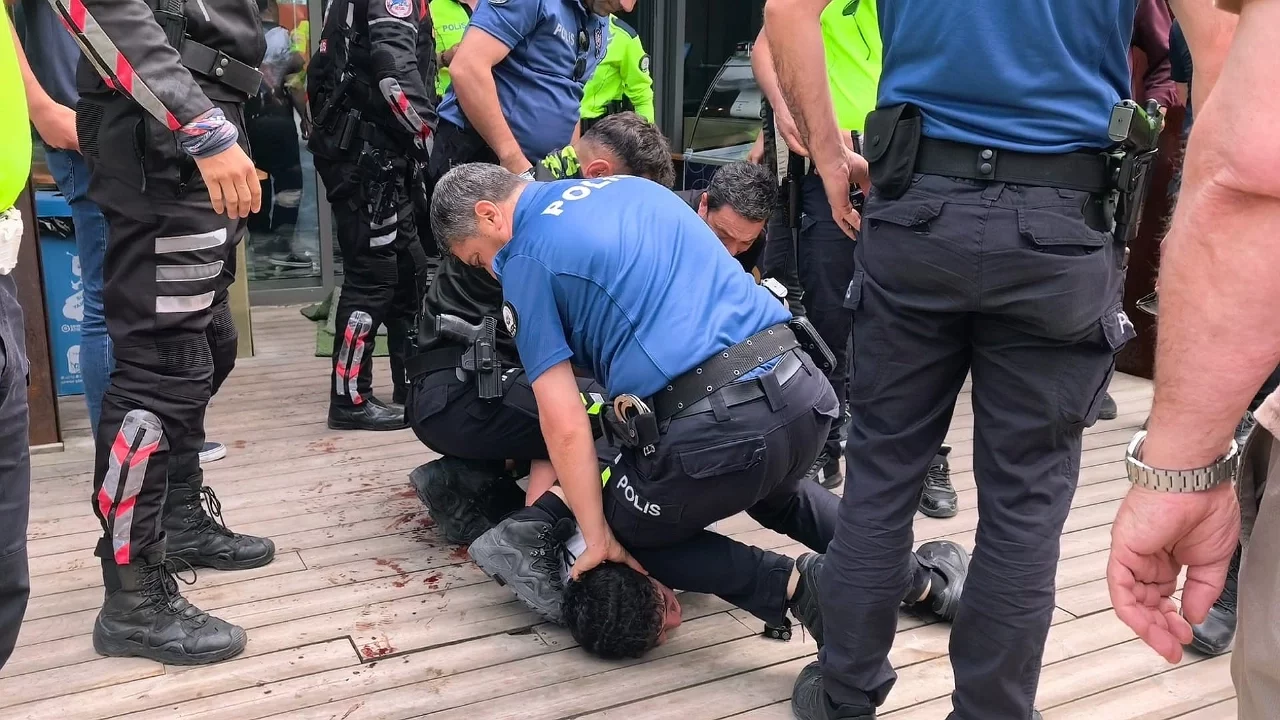 Bursa'da 4 kişinin bıçaklandığı kavganın 5 şüphelisi adliyeye sevk edildi