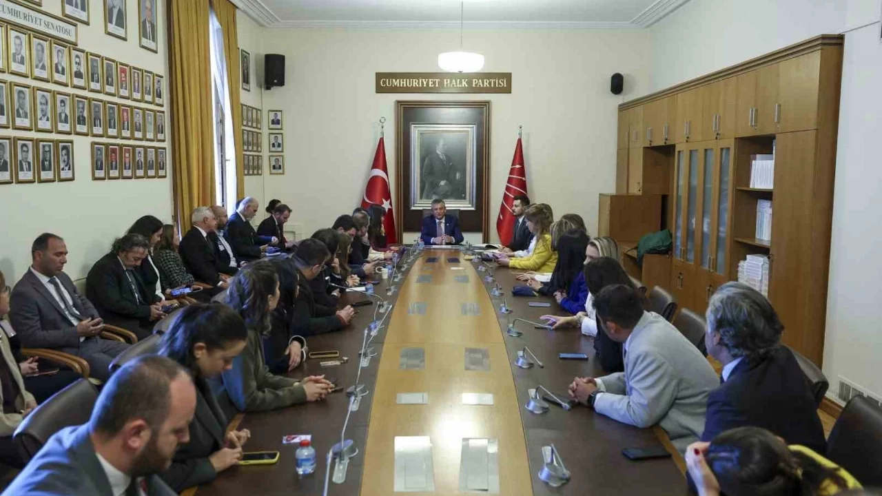 Özgür Özel'den CHP, yargı ve "yeni parti" açıklamaları