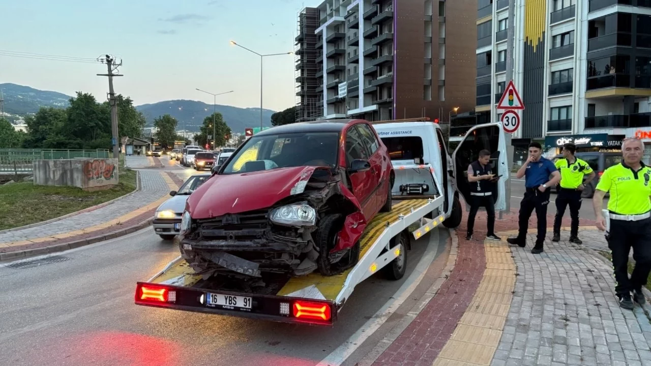 Bursa'da tabelaya çarpan araçta sürücü yaralandı