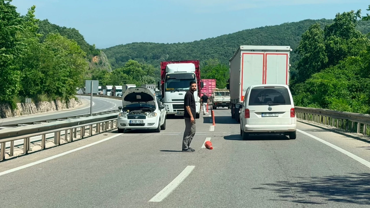 Yalova-Bursa yolunda arızalanan araç trafiği kilitledi