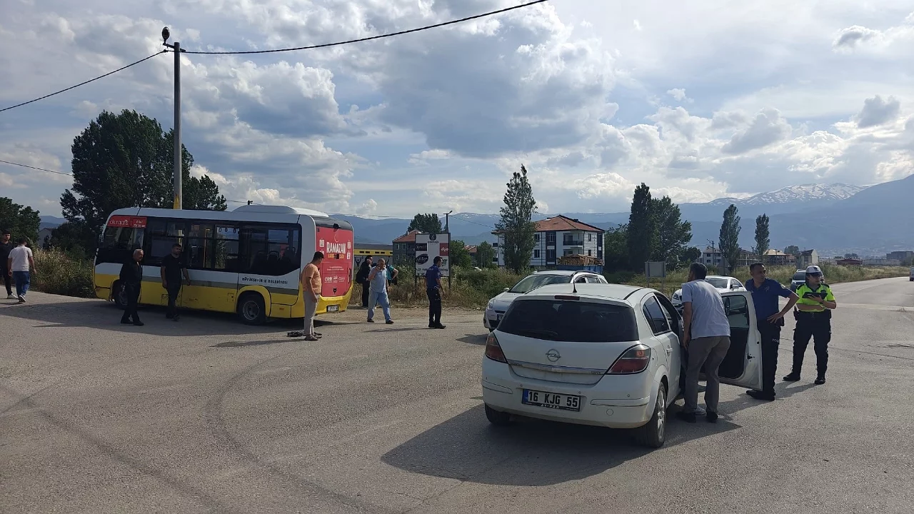 Bursa'da otomobil ile minibüs çarpıştı: 3 yaralı