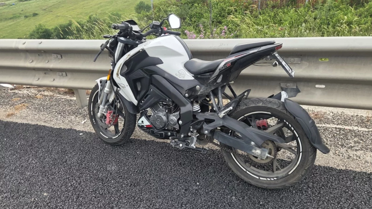 Bursa'da virajda kontrolden çıkan motosiklet devrildi: Sürücü ağır yaralandı