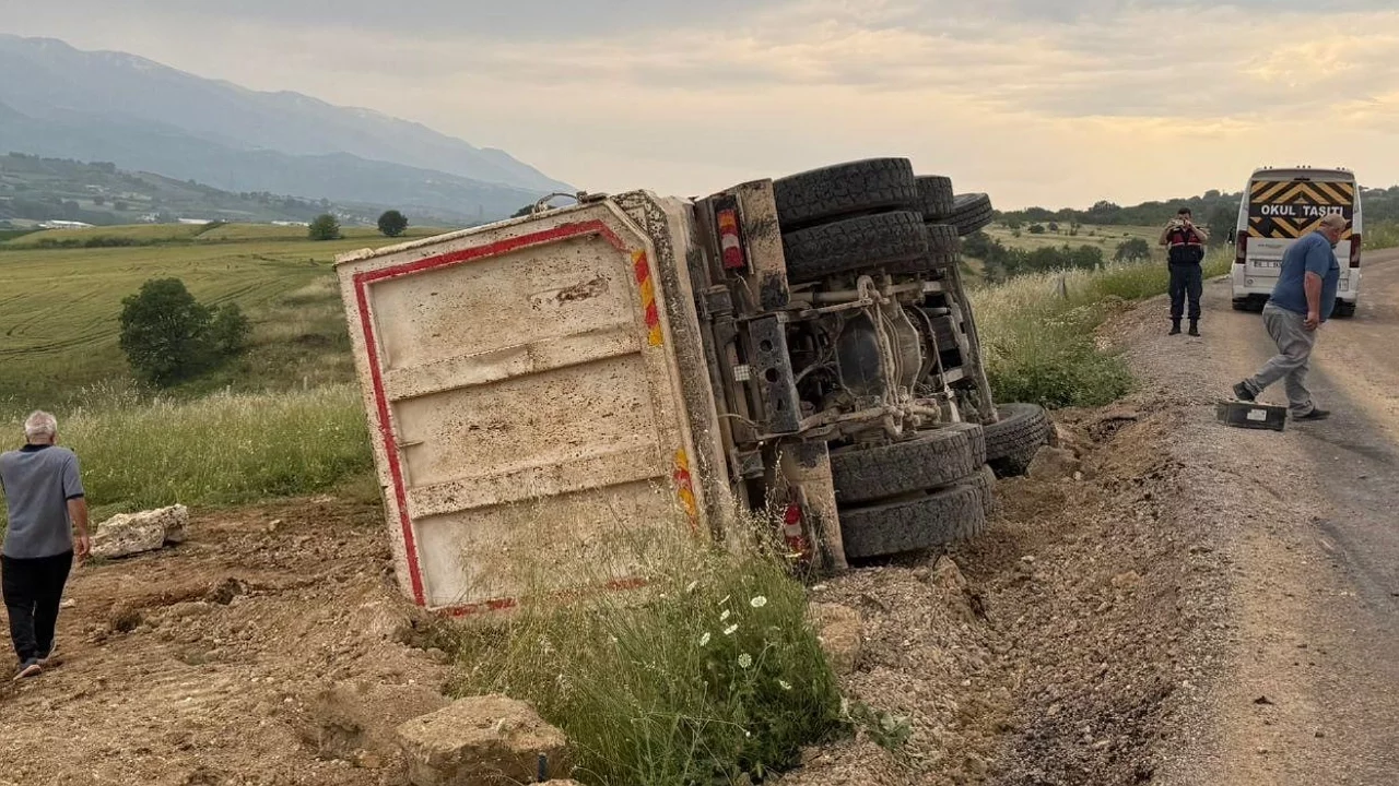 Bursa'da kontrolden çıkan kamyon devrildi: Sürücü yaralandı