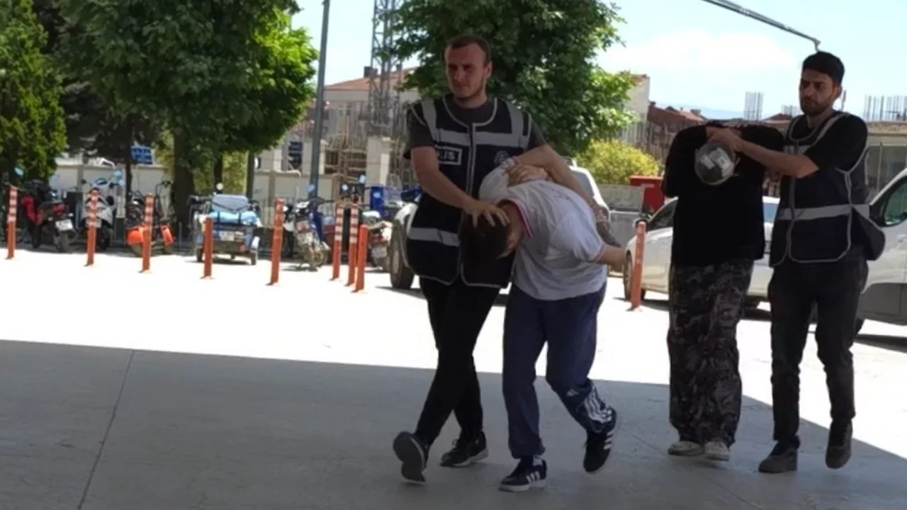 Bursa'da parkta 10 kişinin yaralandığı silahlı saldırıda 5 şüpheli adliyede
