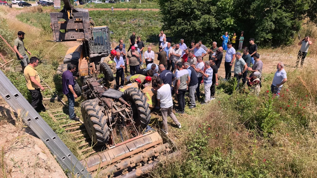 Bursa'da köprüden düşen traktörün altında kalan sürücü iş makinesiyle kurtarıldı