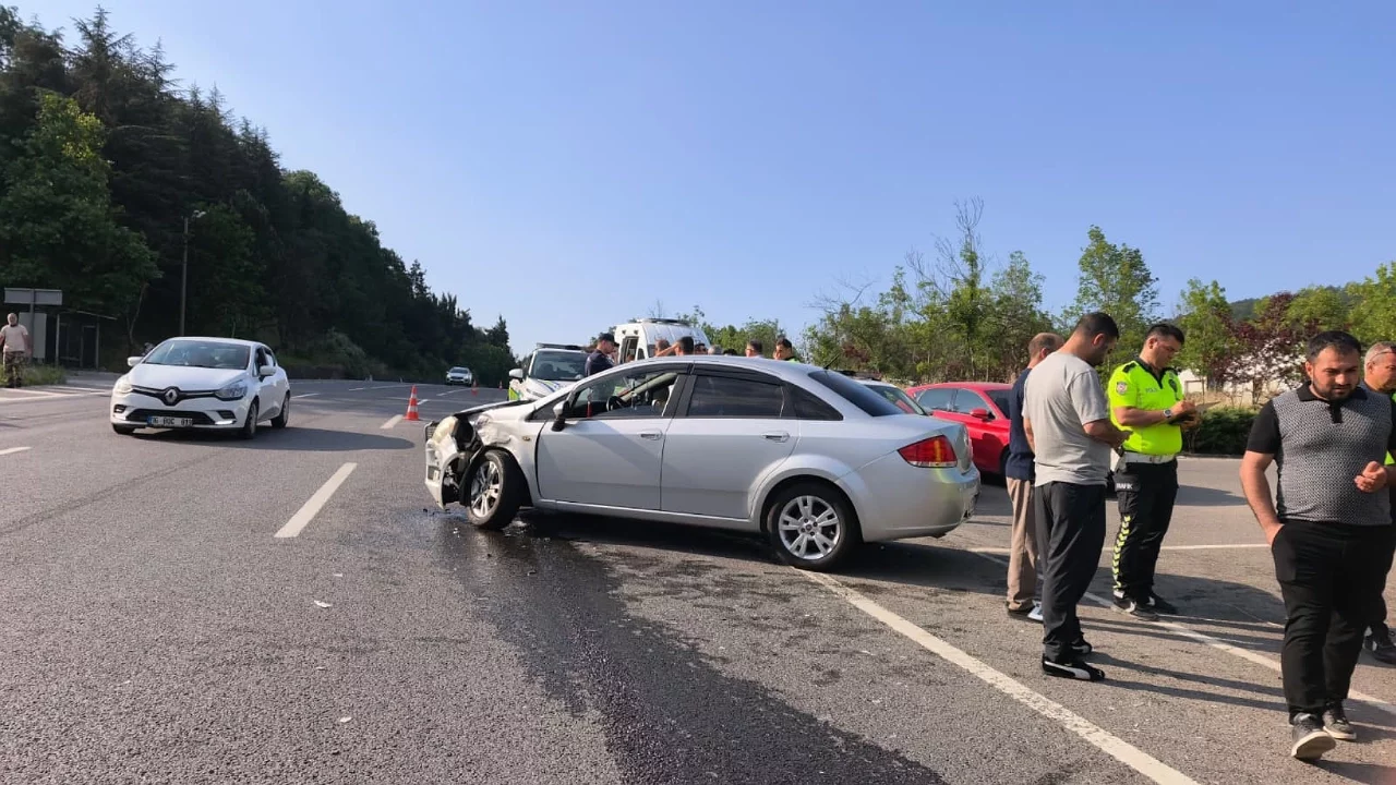 Bursa'da iki otomobil çarpıştı: 6 yaralı