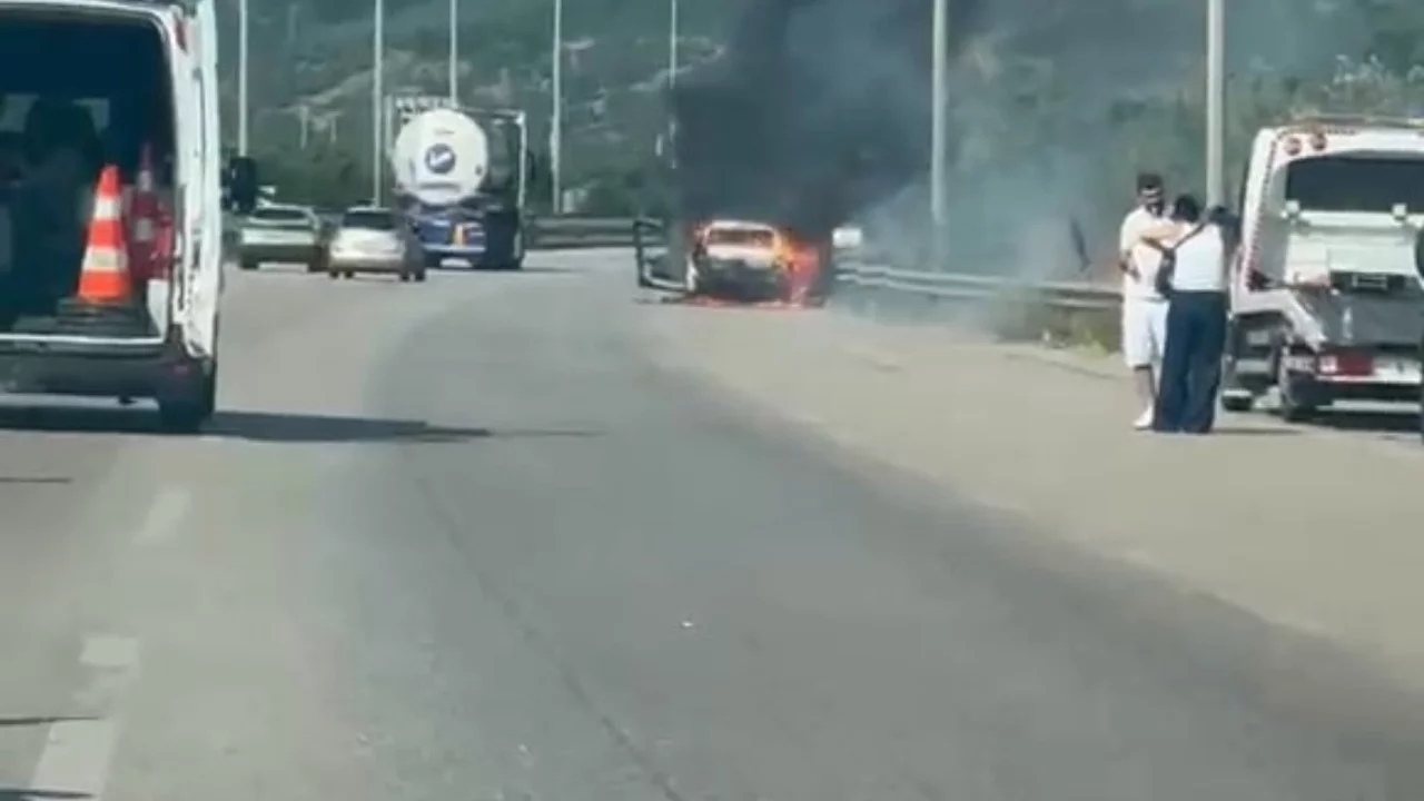 Bursa'da seyir halindeki otomobil alev alev yandı