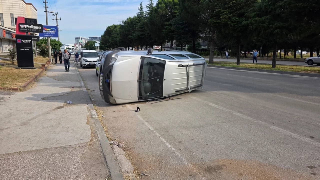 Bursa'da kaldırıma çarpan otomobil takla attı: 2 yaralı