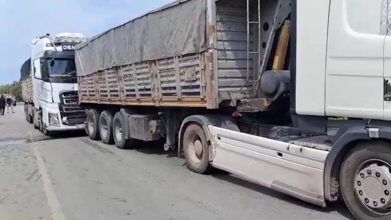 Bursa'da baba ve oğulun kullandığı tırlar çarpıştı
