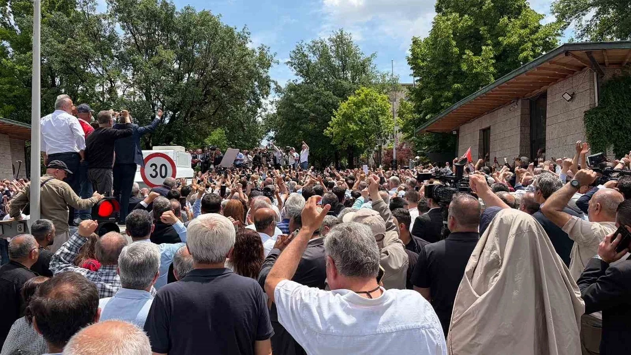 Özgür Özel'den Dikmen Kapısı önünde açıklama: "Hel