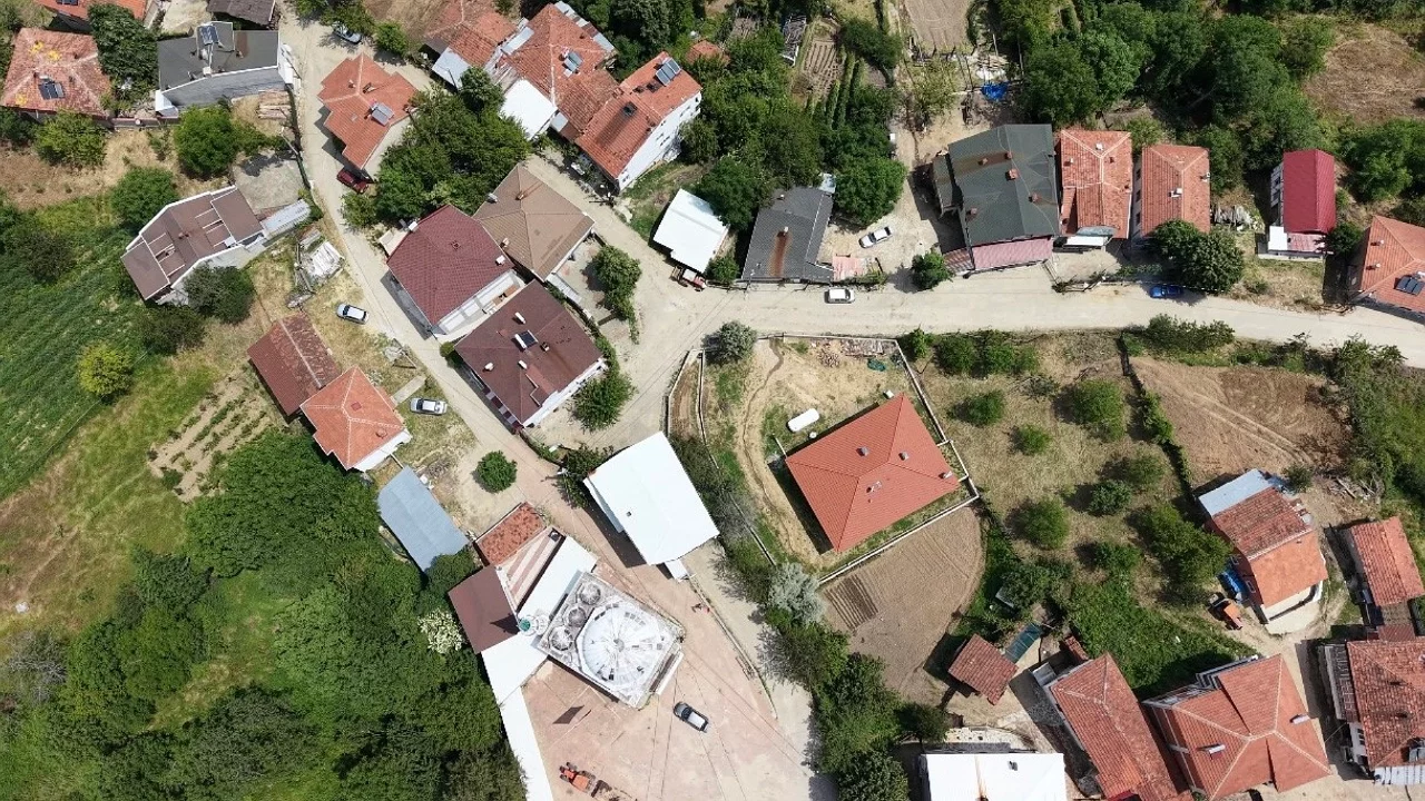 Bursa'da 48 yıllık sıra dışı mahalle konağı: Altından yol geçen yapı görenleri şaşırtıyor