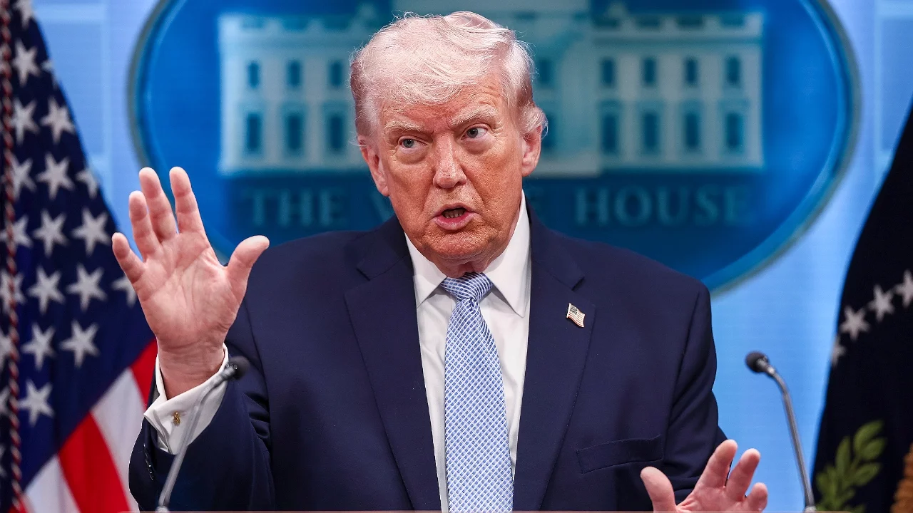 Trump'tan İran'a sert mesaj: "Anlaşmak için çok beklediler, şimdi bedelini ödeyecekler"