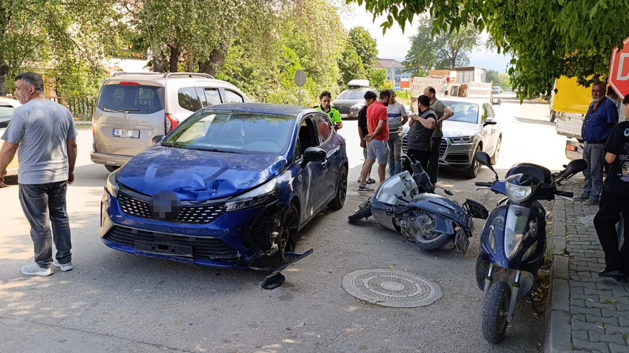 Bursa'da kontrolsüz kavşakta kaza: Motosiklet sürücüsü yaralandı