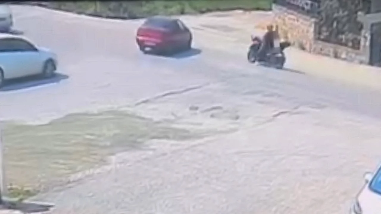 Bursa'da motosiklet ile otomobil çarpıştı: Kaza kamerada
