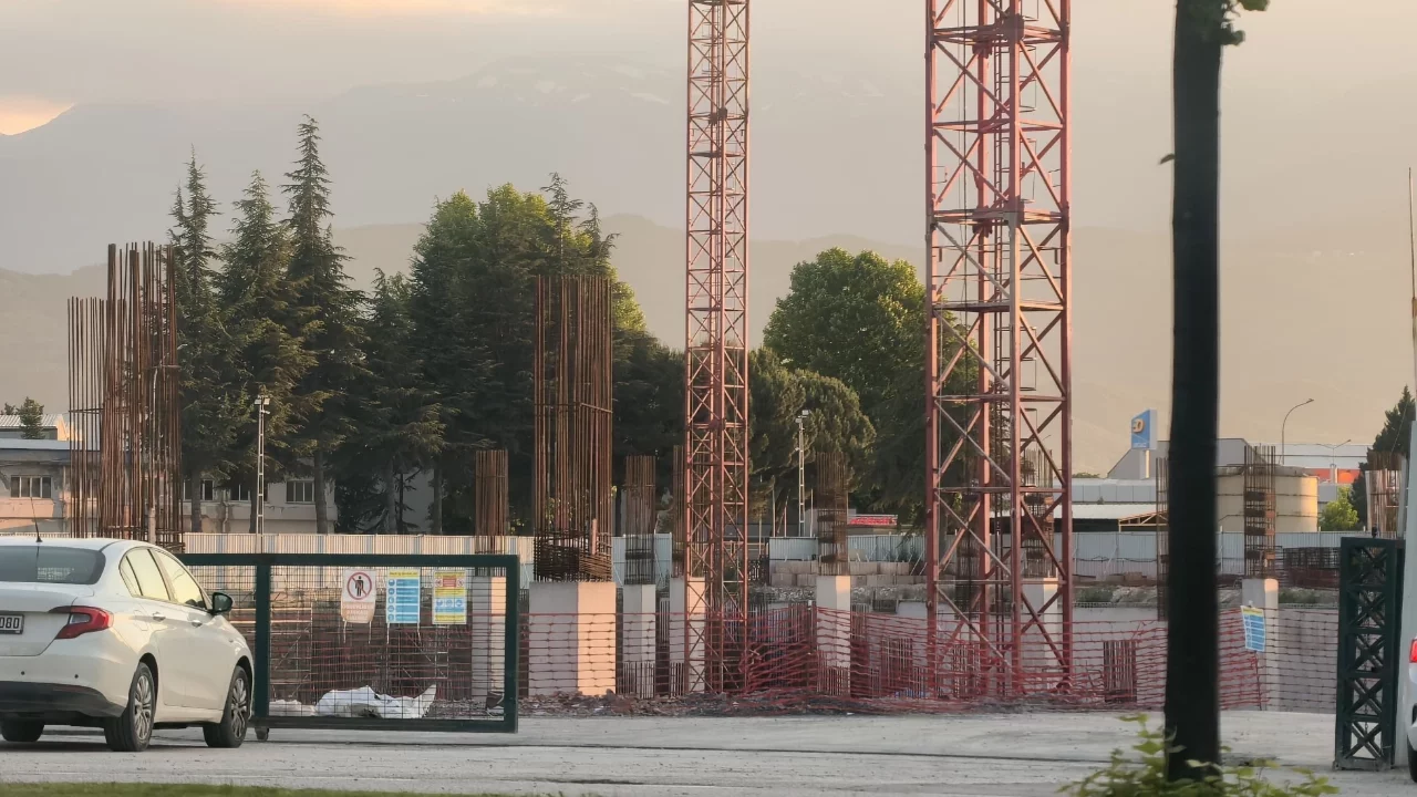 İnegöl'de fabrika inşaatında düşen işçi yaralandı