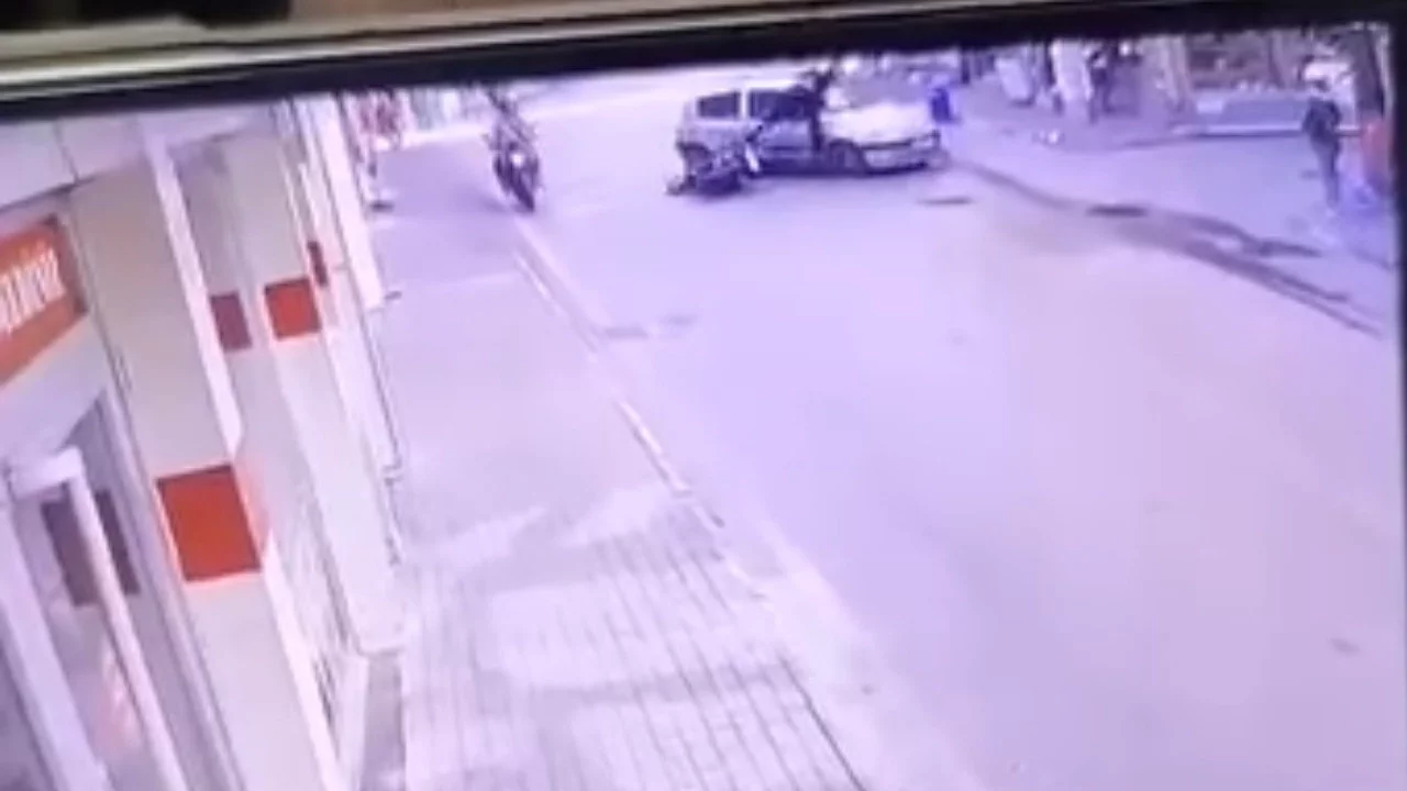Bursa'da motosiklet kazası: Görüntüsü yapay zekâ sanıldı, sürücü burnu bile kanamadan kurtuldu
