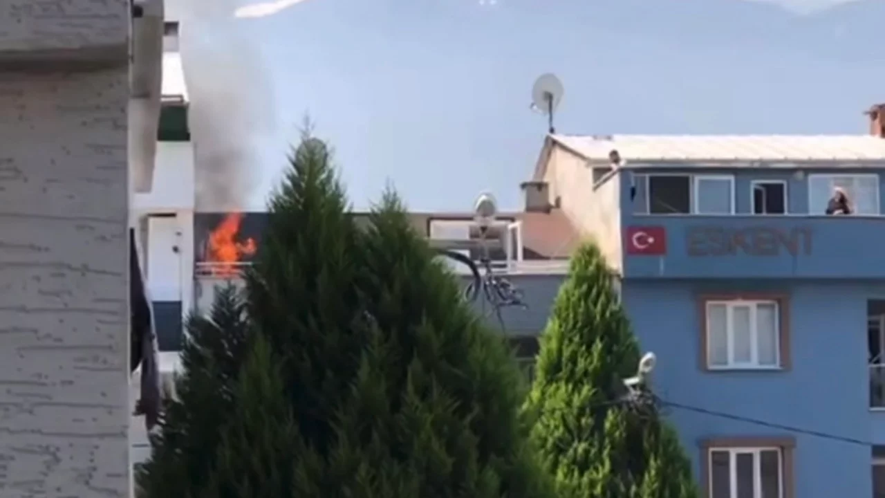 Bursa'da çatı yangını büyümeden söndürüldü