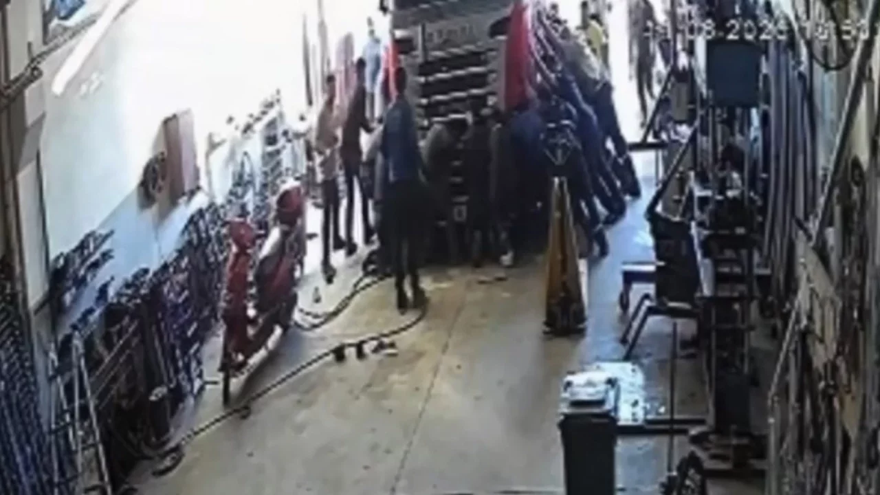 Tırın altında kalan baba ve oğlu onlarca esnafın müdahalesiyle kurtarıldı