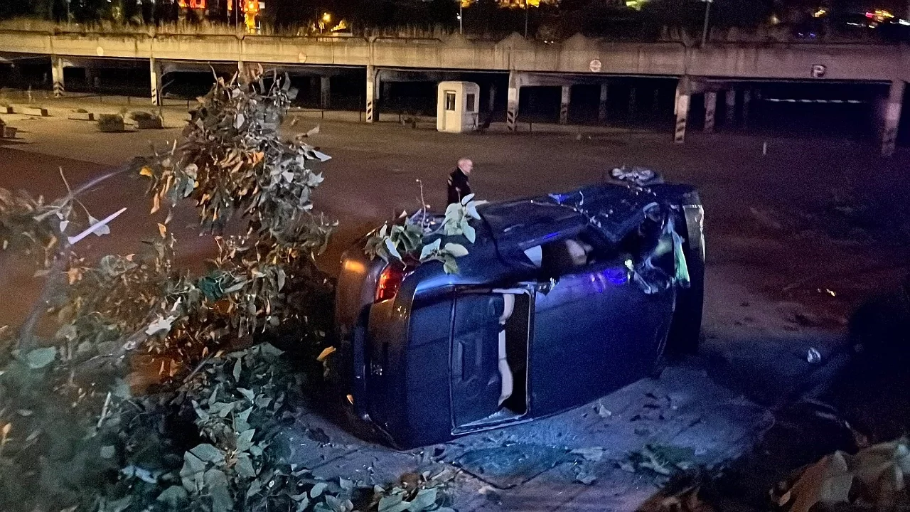 Bursa'da otomobili sıkıştırdı, araç takla attı: 4 yaralı