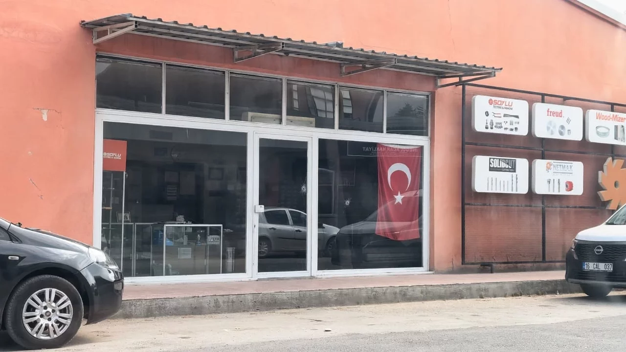 Bursa İnegöl'de iş yerine silahlı saldırı: Camlar kurşunlandı