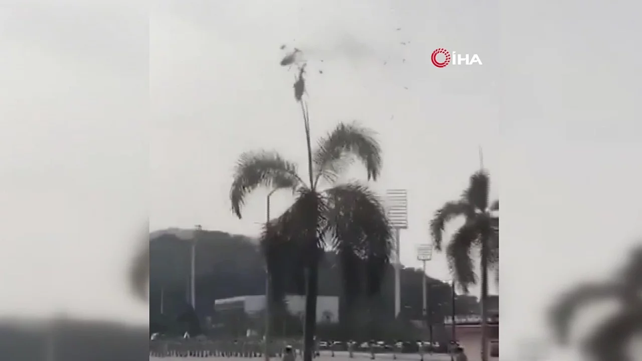 Rio de Janeiro'da helikopter faciası: 6 ölü, araç bayisi alev aldı