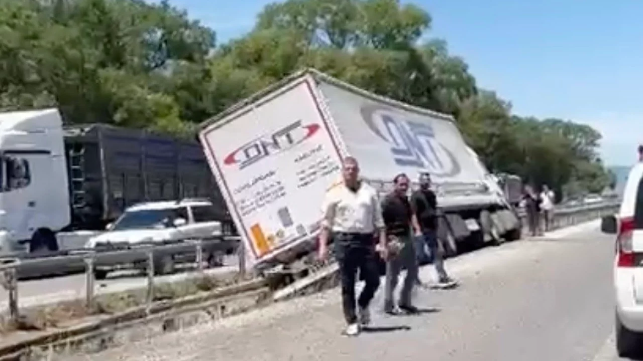 Bursa'da ön tekeri patlayan tır devrildi