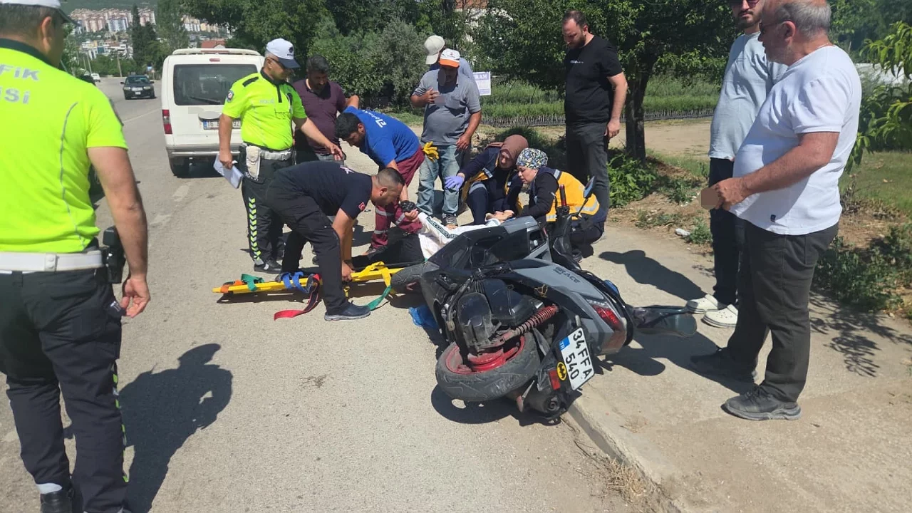 Bursa'da yol kenarında duran motosiklete araç çarptı: 1 yaralı