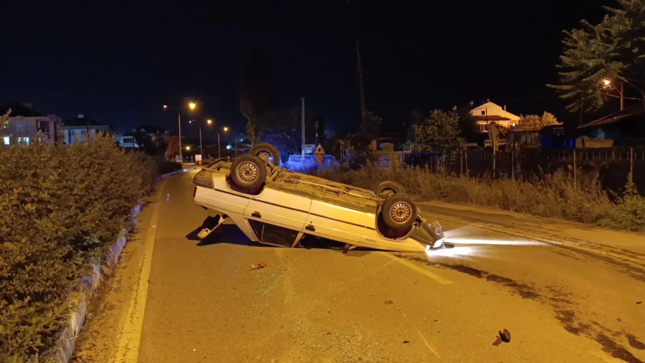 Bursa'da takla atan otomobildeki sürücüyü esnaf kurtardı