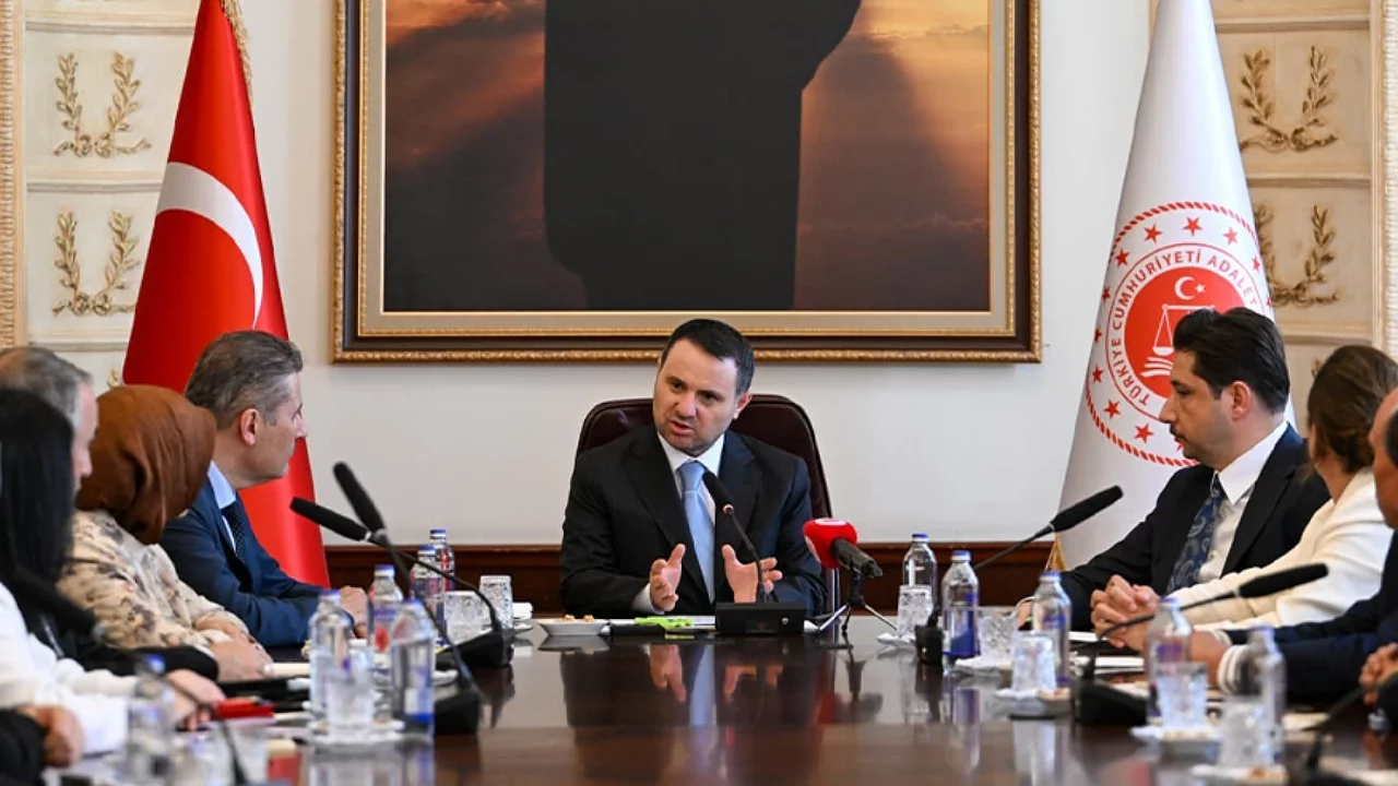 Bakan Gürlek'ten uyuşturucuyla mücadelede "gençleri korumalıyız" mesajı