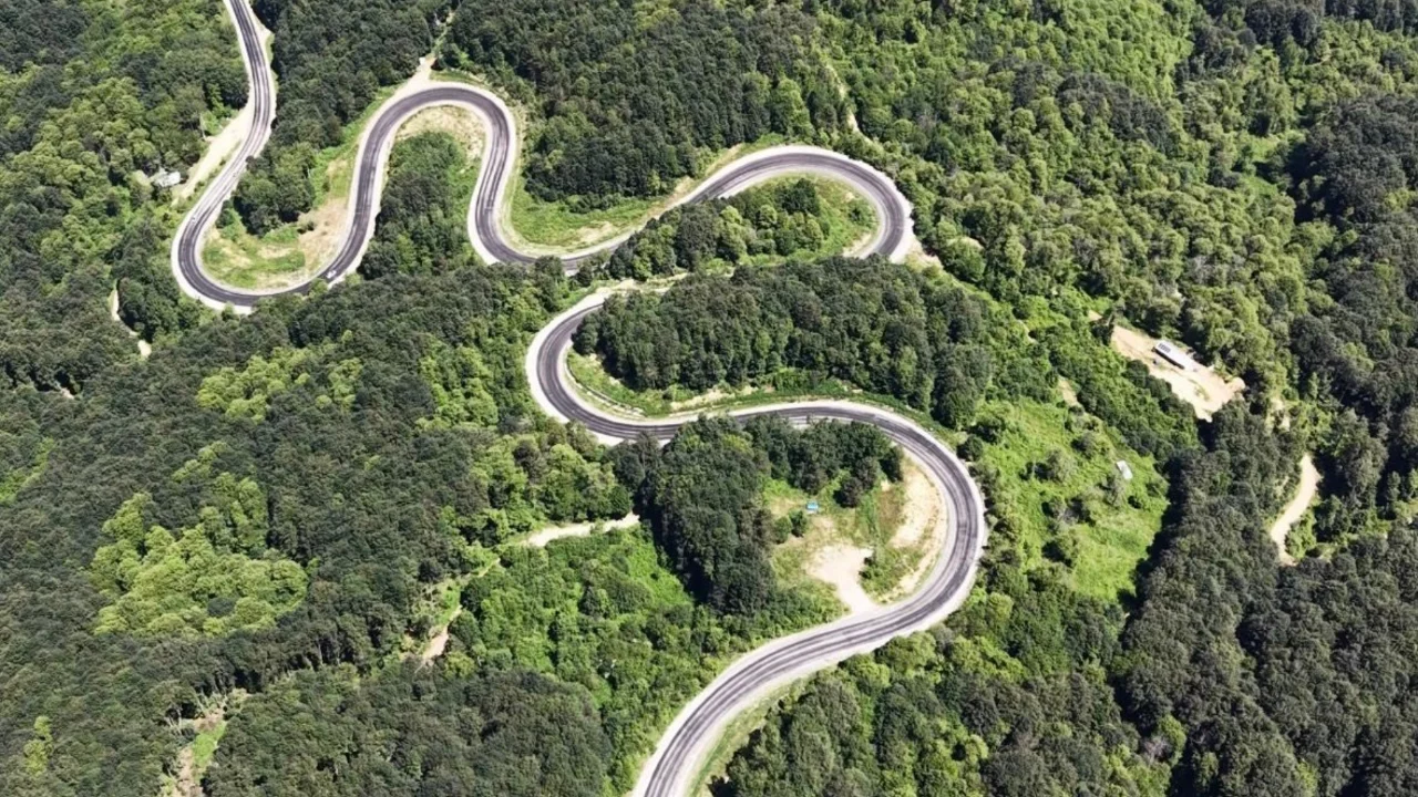 İnegöl-Domaniç yolu yeşile büründü: Kartpostallık manzaralar dronla görüntülendi
