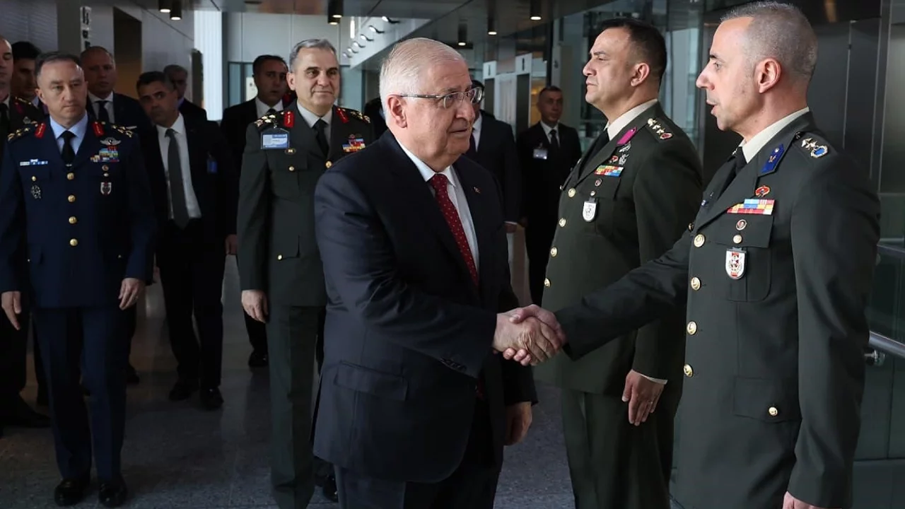 Yaşar Güler Brüksel'de NATO karargâhında