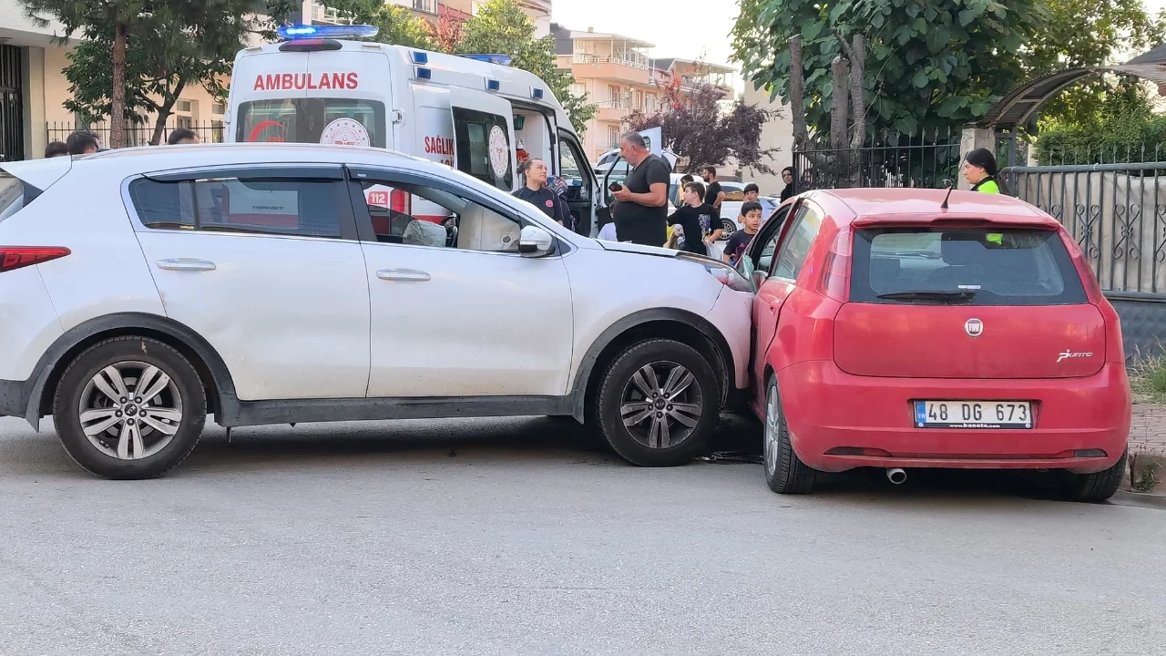 Bursa'da iki aracın çarpıştığı kazada 4 kişi yaralandı
