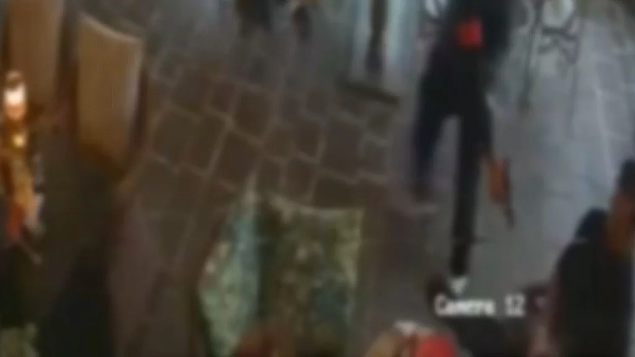 AVM'de silahlı saldırı: "Dövmen çok güzel abi" diyerek yaklaştı, bacağından vurdu
