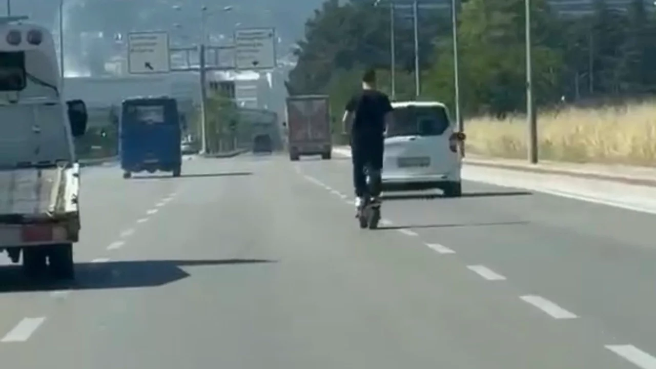 Bursa'da scooter sürücüsü trafikte tehlike saçtı: 90 km hızla araçların arasından geçti