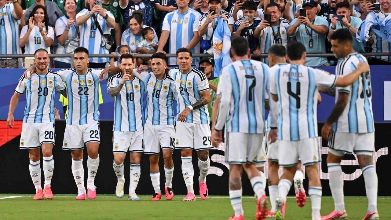 Arjantin'den güçlü başlangıç: Messi hat-trick yaptı, Cezayir 3-0 mağlup