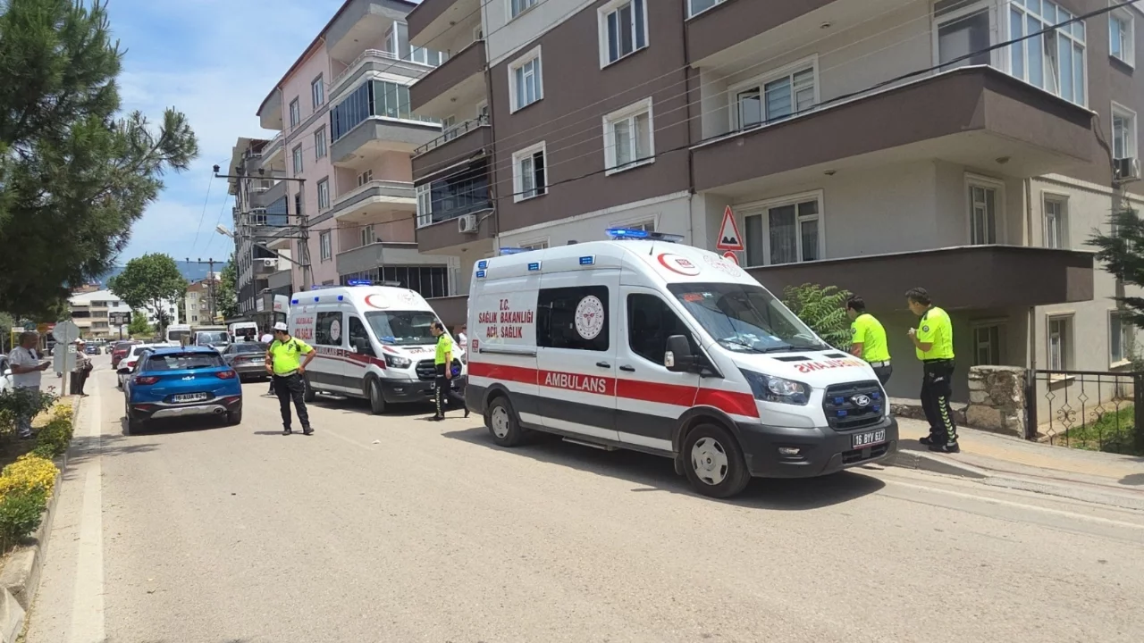 Bursa'da otomobil apartman bahçesine uçtu: Anne ve 3 çocuğu ölümden döndü