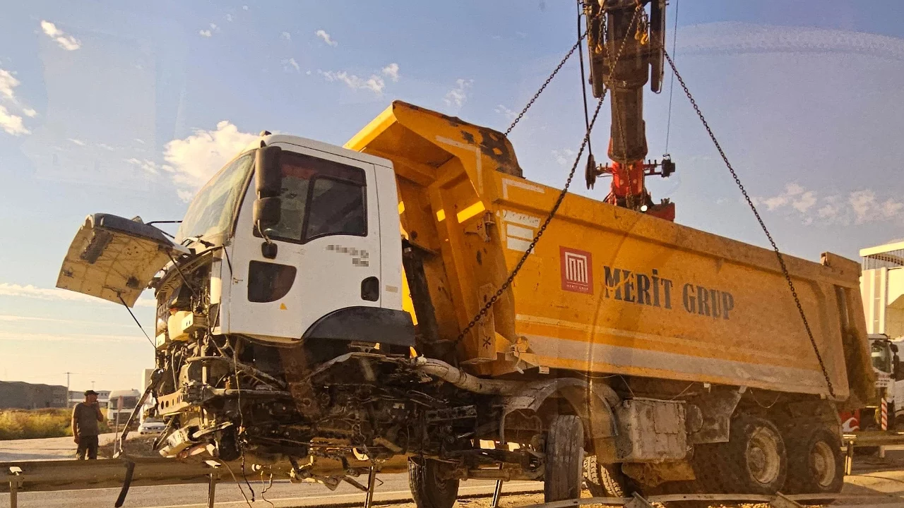 Bursa'da hafriyat kamyonu refüje çarptı, trafik kilitlendi
