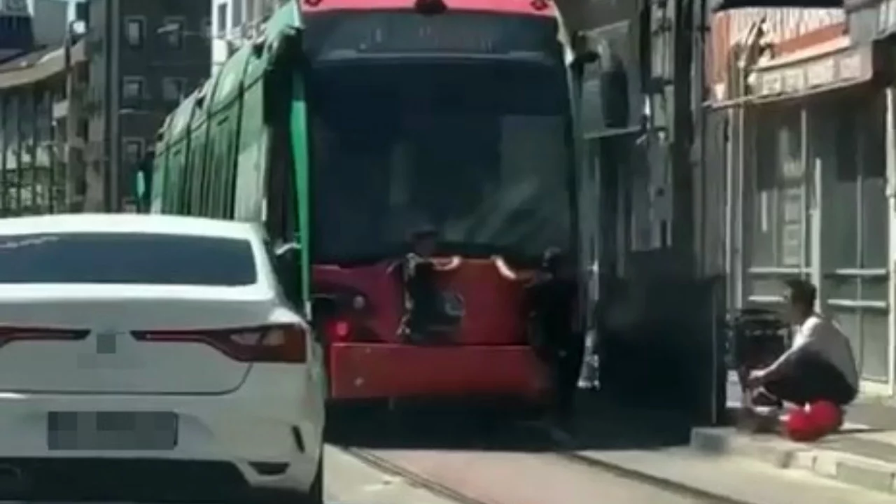 Bursa'da tramvaya tutunan çocuklar tehlikeye davetiye çıkardı