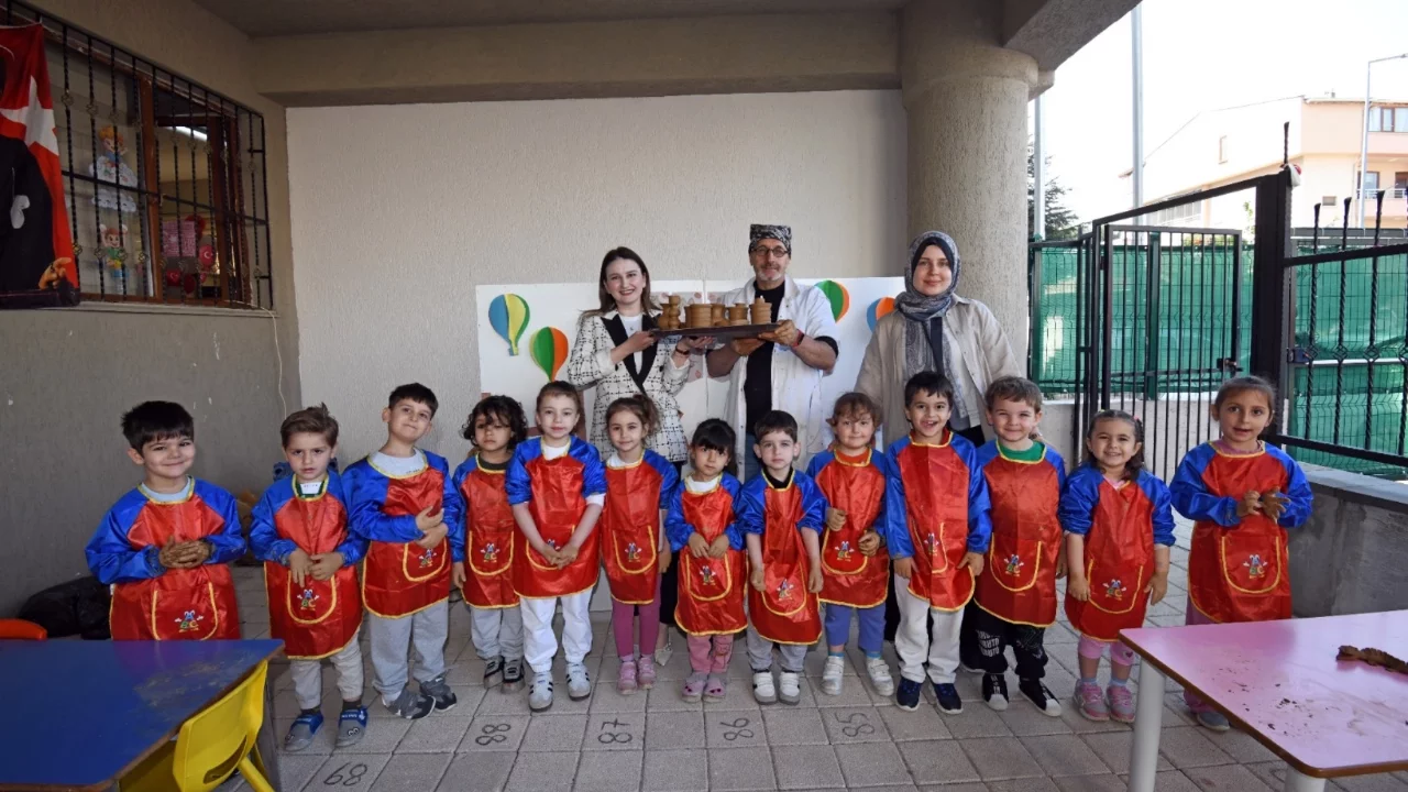 Çocuklar Çömlek Atölyesinde Hem Öğrendi Hem Üretti