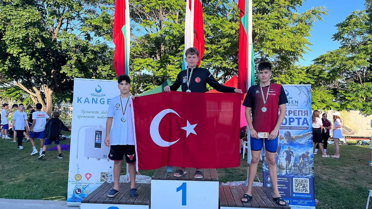 Yıldırımlı genç yüzücüler Türkiye'nin gururu oldu