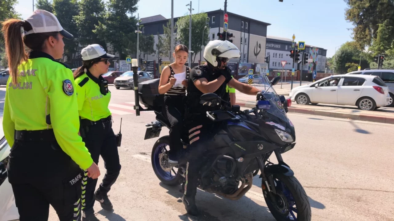 Bursa'da polis zamanla yarıştı: YKS'ye 1 dakika kala yetişti