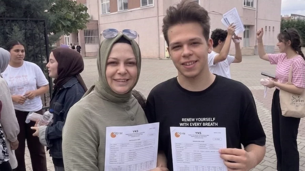 Bursa'da anne-oğul YKS heyecanını aynı okulda yaşadı