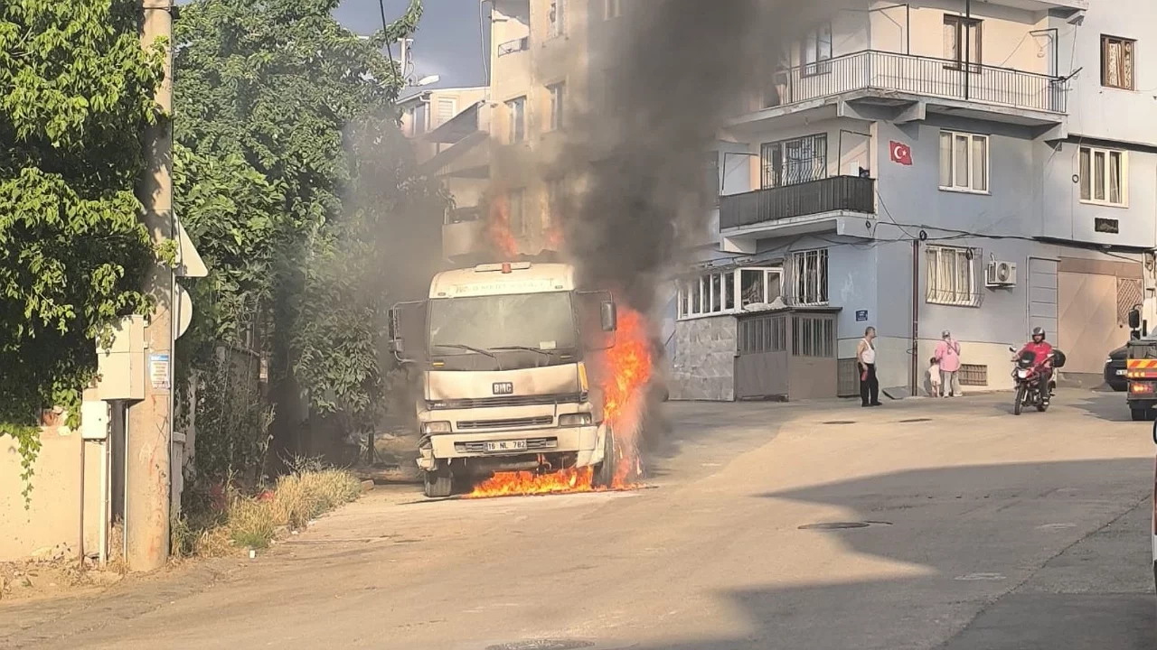 Bursa'da park halindeki kamyon yandı