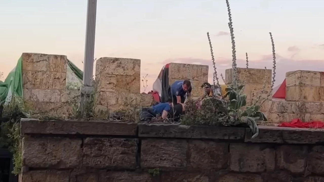 Bursa'da Tophane surlarında intihar girişimi son anda engellendi