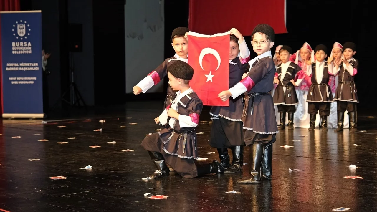 Minikler yıl sonu gösterisinde hünerlerini sergiledi
