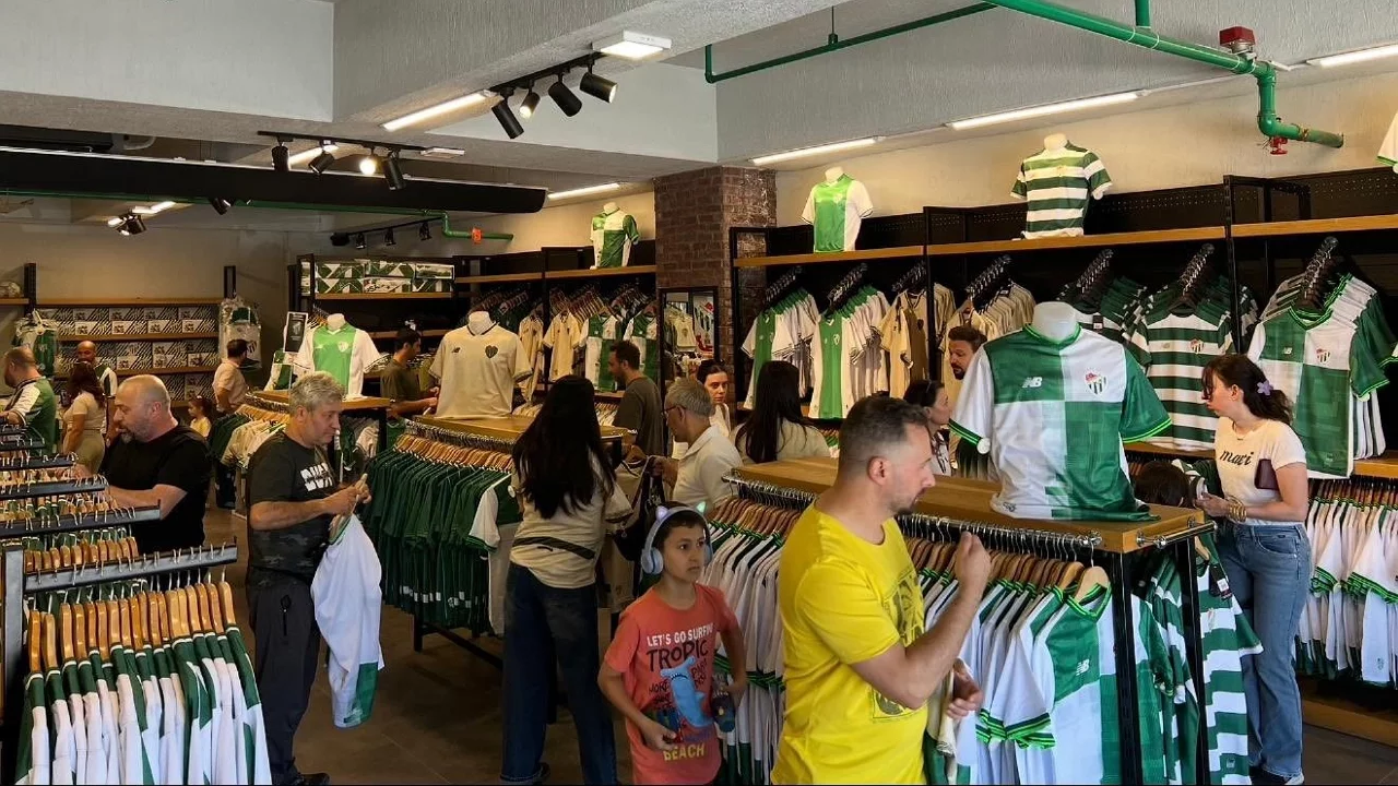 Bursaspor'da yeni sezon formaları satışta: Ön satışta 30 bin aşıldı